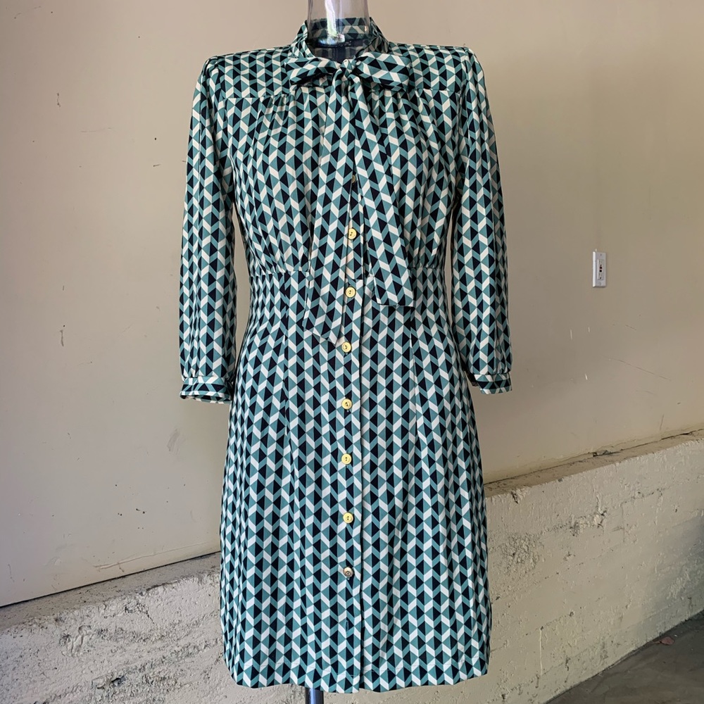 Retro inspired button up shift dress w neck tie - Picture 2 of 16